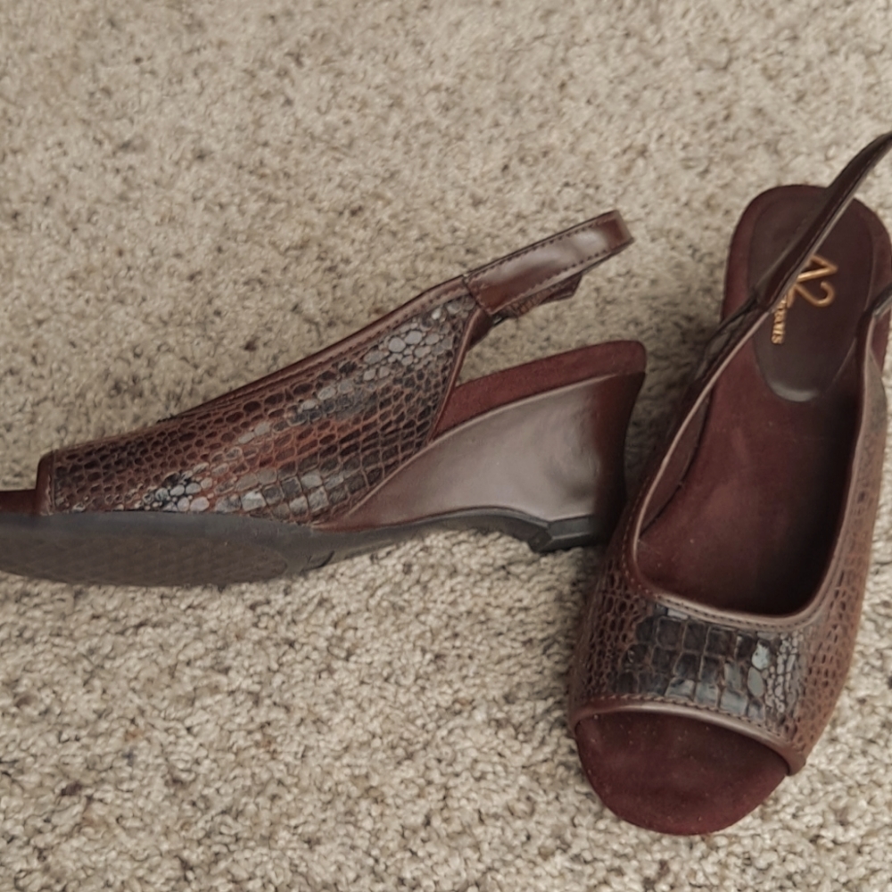 Slingback  peep toes
